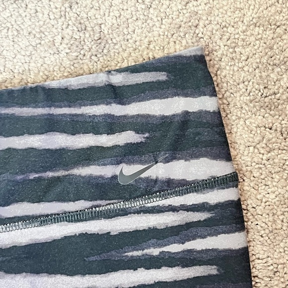 Nike Ten One Black and Gray Capri Leggings Size Medium - Picture 2 of 7